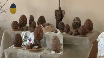 "Крапочки — це зернинки": писанки, традиційні для Рівненщини, представили в обласній бібліотеці