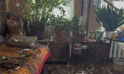 Пошкоджена кімната через удар дрона у Харкові Пошкоджена кімната через удар дрона у Харкові