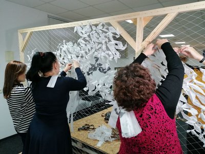"Можливо це збереже чиєсь життя". Працівниці "Кіровоградобленерго" плетуть маскувальні сітки замість обіду "Можливо це збереже чиєсь життя". Працівниці "Кіровоградобленерго" плетуть маскувальні сітки замість обіду