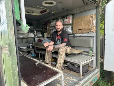 військовий медик анестезіолог 28-ї окремої механізованої бригади Сергій допомога поранені бійці фронт Луганська область військовий медик анестезіолог 28-ї окремої механізованої бригади Сергій допомога поранені бійці фронт Луганська область