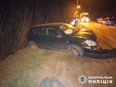 Ввечері 27 березня в Основ'янському районі Харкова ВАЗ-21099 на Мереф’янському шосе виїхав на зустрічну смугу руху та допустив зіткнення з автівкою Nissan 3 Ввечері 27 березня в Основ'янському районі Харкова ВАЗ-21099 на Мереф’янському шосе виїхав на зустрічну смугу руху та допустив зіткнення з автівкою Nissan 3