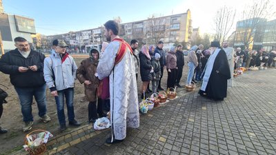 Як освячували паски на Великдень у двох храмах Буковини – фото Як освячували паски на Великдень у двох храмах Буковини – фото