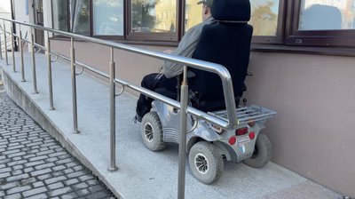 Пандус, ЦНАП, Бурштин, Максим Мудрак, колісне крісло Пандус, ЦНАП, Бурштин, Максим Мудрак, колісне крісло