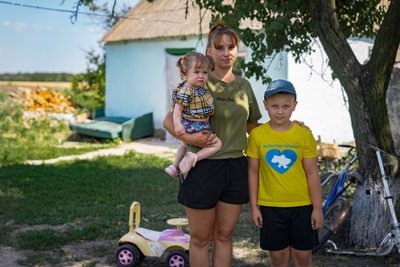 "Мамо, коли ми поїдемо додому?". Історія родини переселенців з окупованого лівобережжя Херсонщини "Мамо, коли ми поїдемо додому?". Історія родини переселенців з окупованого лівобережжя Херсонщини