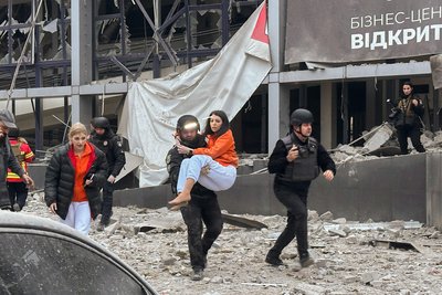 Рятувальники виносять з-під завалів постраждалу працівницю медичного центра у Запоріжжі 10 грудня 2024 року Рятувальники виносять з-під завалів постраждалу працівницю медичного центра у Запоріжжі 10 грудня 2024 року