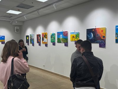 "Те, що я відчуваю". У Дніпрі відкрили виставку артробіт дітей з особливими освітніми потребами "Те, що я відчуваю". У Дніпрі відкрили виставку артробіт дітей з особливими освітніми потребами