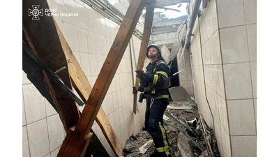 Внаслідок російської атаки травмована жінка: РФ вдарила БпЛА по підприємству у Корюківському районі Внаслідок російської атаки травмована жінка: РФ вдарила БпЛА по підприємству у Корюківському районі
