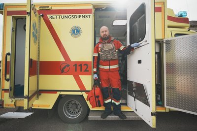 Лікар у машині мобільної стоматології Лікар у машині мобільної стоматології