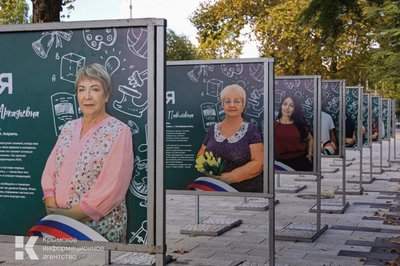 Aqmescitniñ merkezinde işğalciler Rusiye arbiyleriniñ ocaları aqqında propaganda sergisini açtılar Aqmescitniñ merkezinde işğalciler Rusiye arbiyleriniñ ocaları aqqında propaganda sergisini açtılar