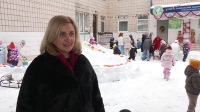 Діти ліплять снігові фортеці на подвір'ях своїх дитсадків у Рівному Діти ліплять снігові фортеці на подвір'ях своїх дитсадків у Рівному