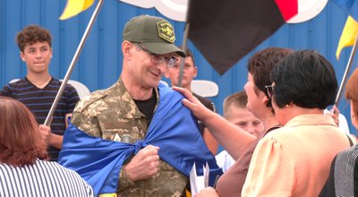 Звільненого з полону госпітальєра Юрія Яков'юка зустріли у селищі Клевань на Рівненщині