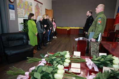 Чотирьом родина загиблих військових з Хмельниччини передали державні нагороди Чотирьом родина загиблих військових з Хмельниччини передали державні нагороди