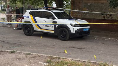 У Кам'янському на Дніпропетровщині поліція наїхала на чоловіка, який ліг на асфальт: деталі У Кам'янському на Дніпропетровщині поліція наїхала на чоловіка, який ліг на асфальт: деталі