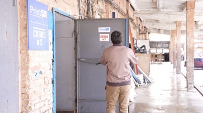 "Раніше тут були сири і ковбаси, а зараз – склад мистецтва": як родина черкаських дизайнерів заснувала арт-галерею