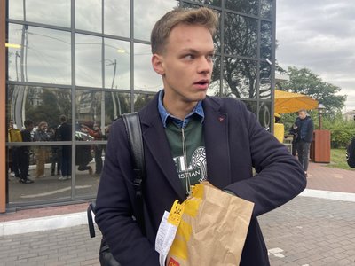 Щасливі кияни та змучені кур'єри. Як у Києві знову відкрився McDonald’s Щасливі кияни та змучені кур'єри. Як у Києві знову відкрився McDonald’s