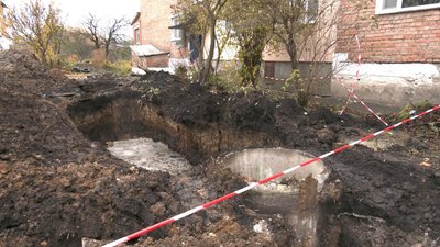 У селі на Вінниччині ремонт водогону паралізував під’їзди та двір багатоповерхівки: у чому причина У селі на Вінниччині ремонт водогону паралізував під’їзди та двір багатоповерхівки: у чому причина