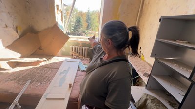 Марина у пошкодженій внаслідок обстрілу квартирі Краматорськ Донецька область 15 вересня 2025 рік Марина у пошкодженій внаслідок обстрілу квартирі Краматорськ Донецька область 15 вересня 2025 рік