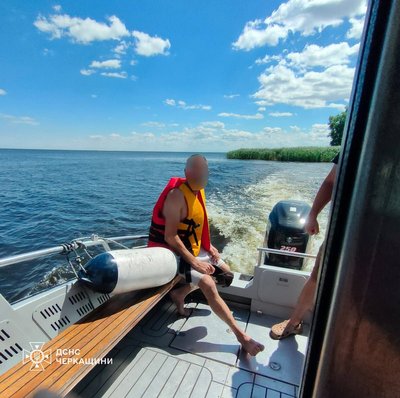 Виявили за 400 метрів від берега: на Черкащині врятували чоловіка на надуваному матраці Виявили за 400 метрів від берега: на Черкащині врятували чоловіка на надуваному матраці