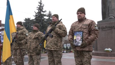 Із загиблим добровольцем Василем Карпюком попрощались у Рівному Із загиблим добровольцем Василем Карпюком попрощались у Рівному