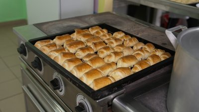 Пиріжки з любов’ю: у ліцеї на Вінниччині готують смаколики для захисників Пиріжки з любов’ю: у ліцеї на Вінниччині готують смаколики для захисників