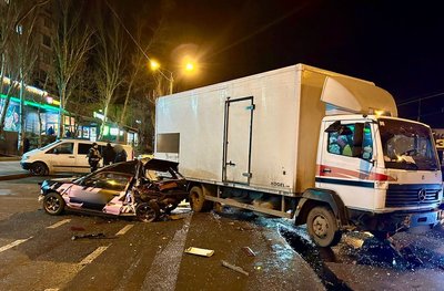 В Одесі легковий автомобіль стикнувся з вантажівкою: 5-річна дитина отримала травми В Одесі легковий автомобіль стикнувся з вантажівкою: 5-річна дитина отримала травми