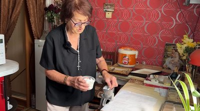 74-річна майстриня із Рівненщини власноруч висипає картини з бурштину 74-річна майстриня із Рівненщини власноруч висипає картини з бурштину