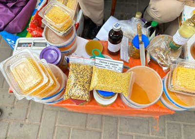 Ціни на ягоди та мед на Житньому ринку Житомира: що пропонують продавці Ціни на ягоди та мед на Житньому ринку Житомира: що пропонують продавці