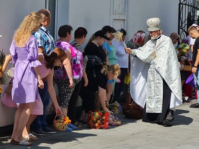 Фрукти, квіти та прянощі: у Житомирі віряни відзначають Яблучний Спас Фрукти, квіти та прянощі: у Житомирі віряни відзначають Яблучний Спас