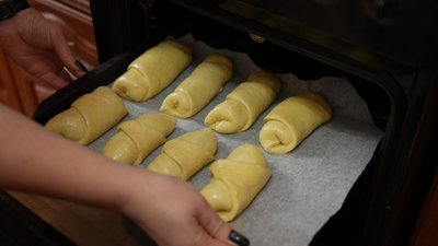 "Пекельна кухня" для фронту: вінничанка з донькою печуть рогалики для військових у квартирі друзів "Пекельна кухня" для фронту: вінничанка з донькою печуть рогалики для військових у квартирі друзів