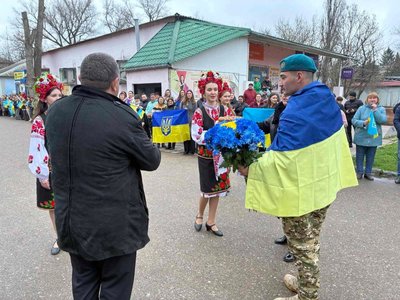 Провів у полоні 1 396 днів: на Одещину повернувся захисник Маріуполя Володимир Костерін Провів у полоні 1 396 днів: на Одещину повернувся захисник Маріуполя Володимир Костерін