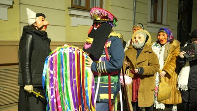 У костюмах Міндіча і НАБУ. Як буковинська Маланка збирала гроші для військових у Чернівцях У костюмах Міндіча і НАБУ. Як буковинська Маланка збирала гроші для військових у Чернівцях