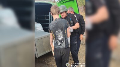 З прикордоння Чернігівщини евакуювали багатодітну родину, яка жила у селі за три кілометри від Росії З прикордоння Чернігівщини евакуювали багатодітну родину, яка жила у селі за три кілометри від Росії
