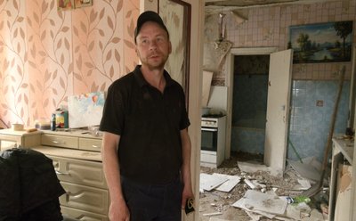 У Луцьку сусіди і небайдужі допомагають розбирати зруйнований внаслідок атаки РФ будинок У Луцьку сусіди і небайдужі допомагають розбирати зруйнований внаслідок атаки РФ будинок