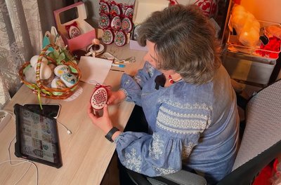 "Вишиває" писанки вечорами: майстриня із Рівного створює великодній декор "Вишиває" писанки вечорами: майстриня із Рівного створює великодній декор