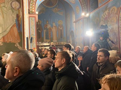 У Києві люди прийшли з нагоди Різдва на Божественну Літургію ПЦУ у Михайлівському соборі У Києві люди прийшли з нагоди Різдва на Божественну Літургію ПЦУ у Михайлівському соборі