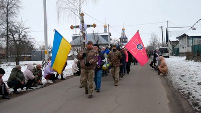 У Сосницькій громаді на Чернігівщині попрощалися з загиблим бійцем Миколою Бобирем У Сосницькій громаді на Чернігівщині попрощалися з загиблим бійцем Миколою Бобирем