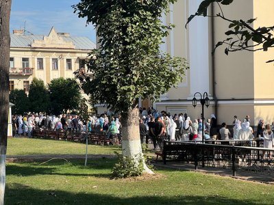 Віряни біля Свято-Духівського собору у Чернівцях Віряни біля Свято-Духівського собору у Чернівцях