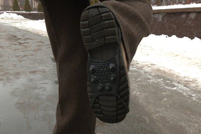 Захисні накладки на взуття від ожеледиці чернівчанки Людмили Захисні накладки на взуття від ожеледиці чернівчанки Людмили
