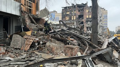 Розбір завалів внаслідок вибуху в Київському районі Харкова, 3 січня 2026 року Розбір завалів внаслідок вибуху в Київському районі Харкова, 3 січня 2026 року