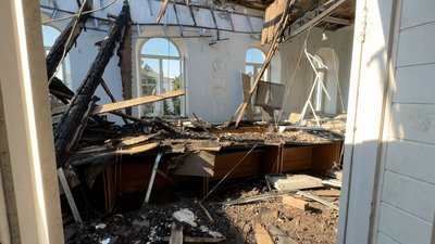 «Над міською радою — небо видно»: як відновлюють адмінбудівлю у Прилуках, куди влучив російський дрон «Над міською радою — небо видно»: як відновлюють адмінбудівлю у Прилуках, куди влучив російський дрон