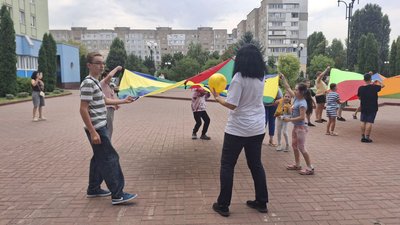 Відпочинок від лікарняних стін: як відбуваються заняття у черкаській "Школі супергероїв" Відпочинок від лікарняних стін: як відбуваються заняття у черкаській "Школі супергероїв"