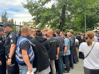 Люди зібралися біля Свято-Духівського собору у Чернівцях Люди зібралися біля Свято-Духівського собору у Чернівцях