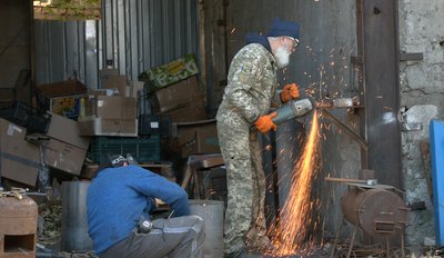 "Хлопцям треба грітися": черкаські волонтери виготовляють буржуйки для військових "Хлопцям треба грітися": черкаські волонтери виготовляють буржуйки для військових