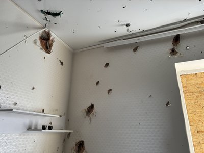 "Прилетіло у дах будинку, в хаті все посікло уламками". Очевидці про наслідки ударів по Зеленівці на Херсонщині "Прилетіло у дах будинку, в хаті все посікло уламками". Очевидці про наслідки ударів по Зеленівці на Херсонщині