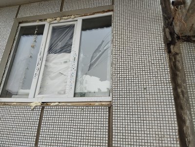 Вибиті вікна у зруйнованому будинку в Полтаві Вибиті вікна у зруйнованому будинку в Полтаві