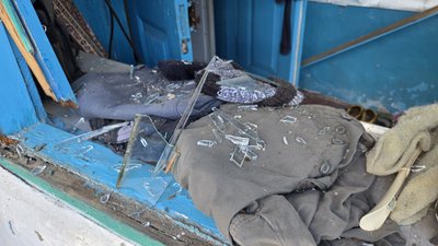 Вибите вікно у будинку внаслідок атаки РФ Вибите вікно у будинку внаслідок атаки РФ