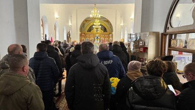 Знайомі та близькі прийшли попрощатися із воїном, 9 січня 2026 року, Хмельницький Знайомі та близькі прийшли попрощатися із воїном, 9 січня 2026 року, Хмельницький