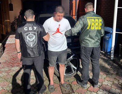 7500 доларів США за трансфер до ЄС: в Ужгороді затримали підозрюваних у переправленні чоловіків через кордон 7500 доларів США за трансфер до ЄС: в Ужгороді затримали підозрюваних у переправленні чоловіків через кордон