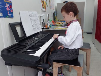 Подарували синтезатор у Львові: історія шестирічного Ярослава з Луганщини Подарували синтезатор у Львові: історія шестирічного Ярослава з Луганщини