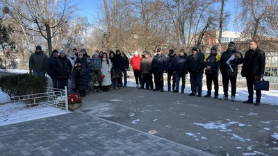 У Полтаві відкрили меморіальне дошку на честь воїна Віктора Перцюха У Полтаві відкрили меморіальне дошку на честь воїна Віктора Перцюха